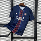 Camisola PSG Paris Principal 2025/26 - S | Camisola de Futebol - PrimeKits Club - Camisolas de Futebol