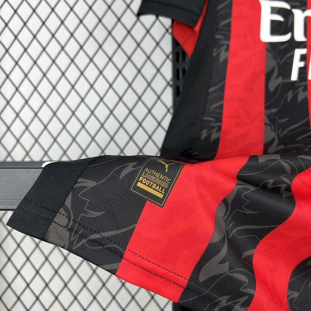 Camisola AC Milan Principal 2025/26 - S | Camisola de Futebol - PrimeKits Club - Camisolas de Futebol