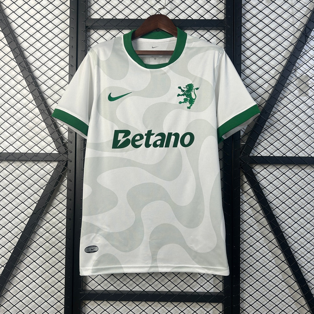 Camisola Sporting CP Alternativa Branca 2025/26 - S | Camisola de Futebol - PrimeKits Club - Camisolas de Futebol
