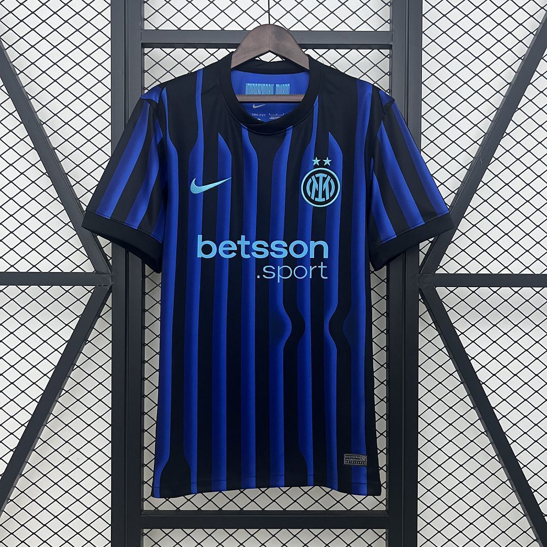 Camisola Inter de Milão Principal 2025/26 - S | Camisola de Futebol - PrimeKits Club - Camisolas de Futebol