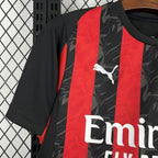 Camisola AC Milan Principal 2025/26 - S | Camisola de Futebol - PrimeKits Club - Camisolas de Futebol