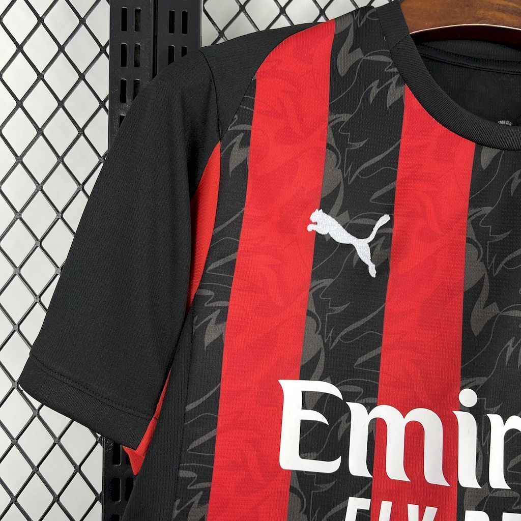 Camisola AC Milan Principal 2025/26 - S | Camisola de Futebol - PrimeKits Club - Camisolas de Futebol