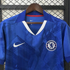 Camisola Chelsea Principal 2025/26 - S | Camisola de Futebol - PrimeKits Club - Camisolas de Futebol