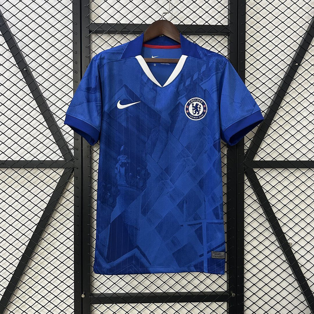 Camisola Chelsea Principal 2025/26 - S | Camisola de Futebol - PrimeKits Club - Camisolas de Futebol