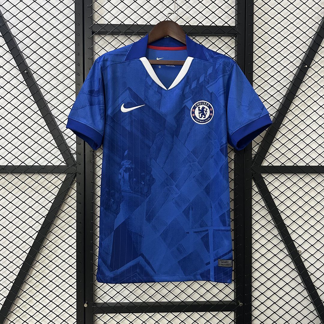 Camisola Chelsea Principal 2025/26 - S | Camisola de Futebol - PrimeKits Club - Camisolas de Futebol