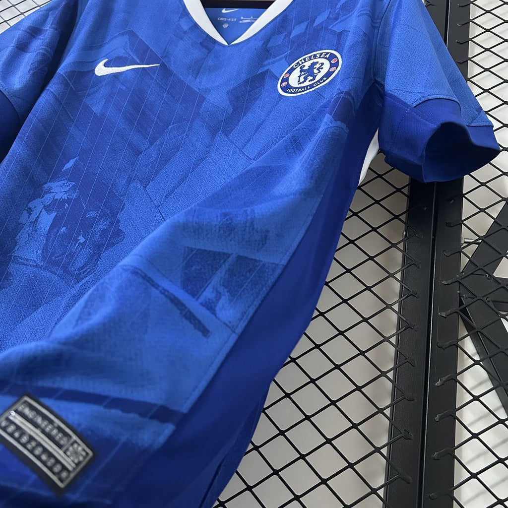Camisola Chelsea Principal 2025/26 - S | Camisola de Futebol - PrimeKits Club - Camisolas de Futebol