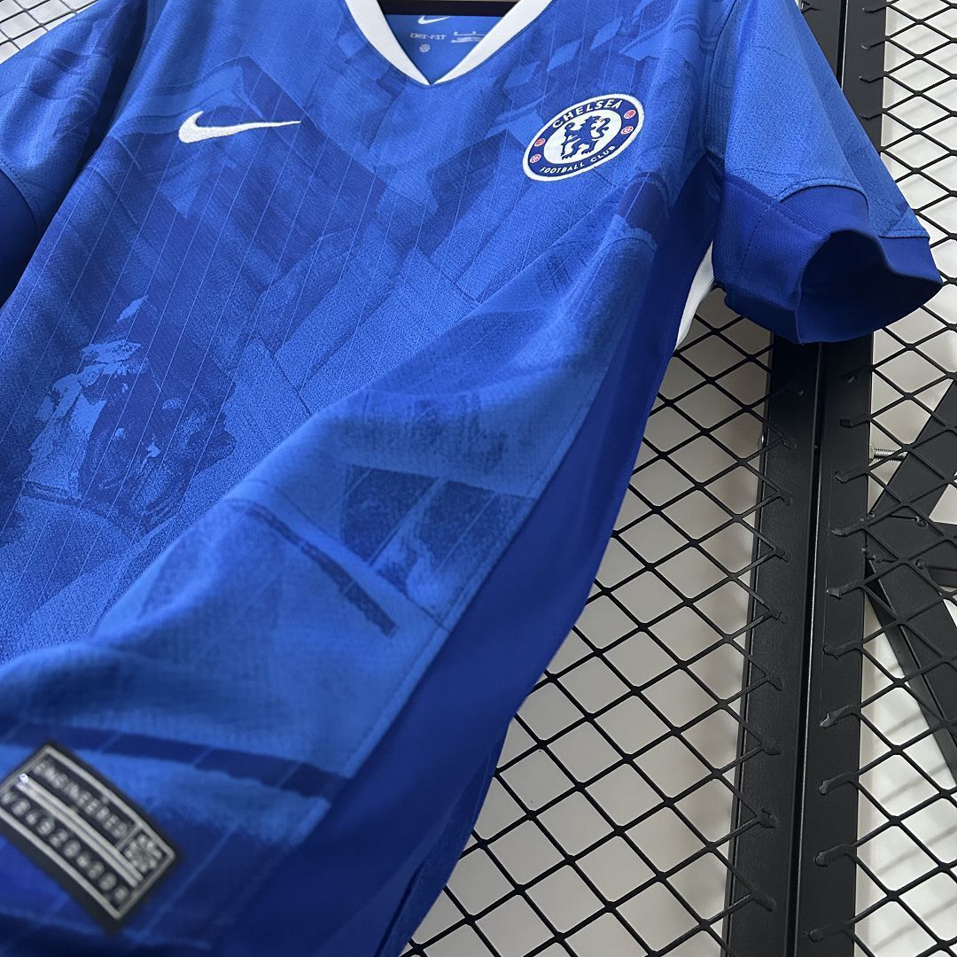Camisola Chelsea Principal 2025/26 - S | Camisola de Futebol - PrimeKits Club - Camisolas de Futebol