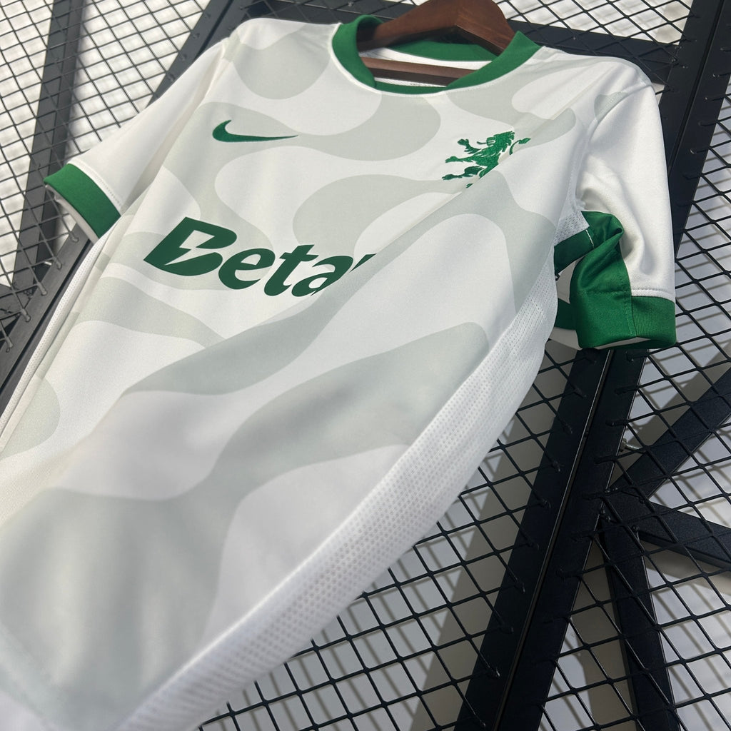 Camisola Sporting CP Alternativa Branca 2025/26 - S | Camisola de Futebol - PrimeKits Club - Camisolas de Futebol