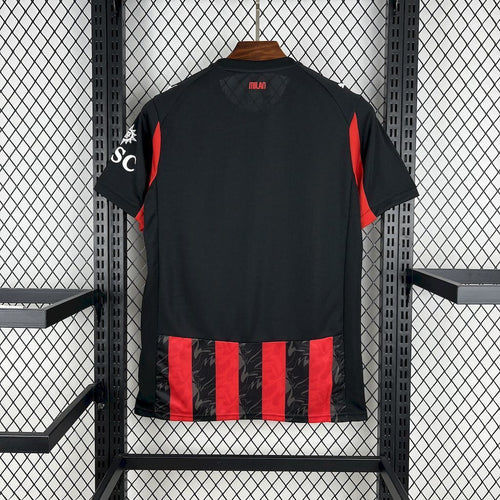 Camisola AC Milan Principal 2025/26 - S | Camisola de Futebol - PrimeKits Club - Camisolas de Futebol