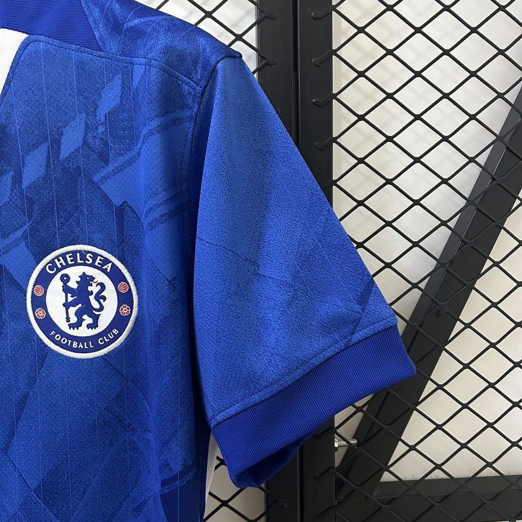 Camisola Chelsea Principal 2025/26 - S | Camisola de Futebol - PrimeKits Club - Camisolas de Futebol