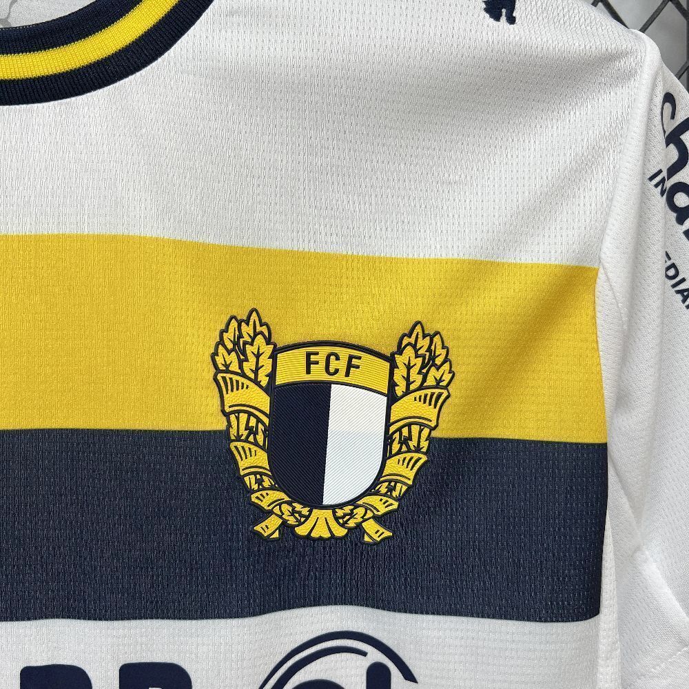 Camisola FC Famalicão Principal 2025/26 - S | Camisola de Futebol - PrimeKits Club - Camisolas de Futebol