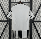 Camisola Juventus Principal 2025/26 - S | Camisola de Futebol - PrimeKits Club - Camisolas de Futebol