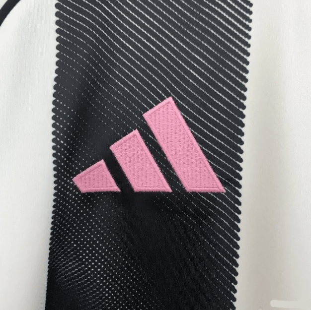 Camisola Juventus Principal 2025/26 - S | Camisola de Futebol - PrimeKits Club - Camisolas de Futebol