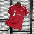 Camisola Liverpool Principal 2025/26 - S | Camisola de Futebol - PrimeKits Club - Camisolas de Futebol