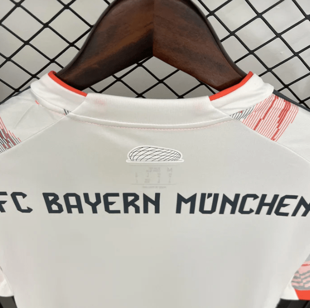 Camisola Bayern Munich Alternativa 2025/26 - S | Camisola de Futebol - PrimeKits Club - Camisolas de Futebol