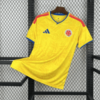 Camisola Colômbia Principal Copa do Mundo 2026 - S | Camisola de Futebol - PrimeKits Club - Camisolas de Futebol