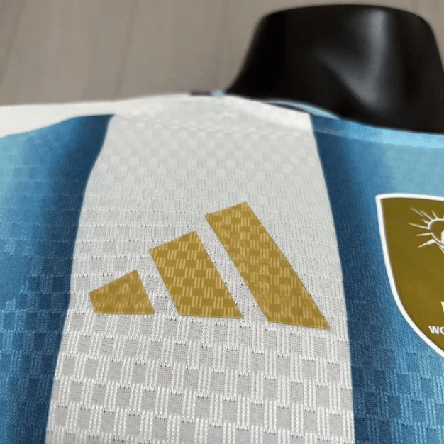 Camisola Argentina Principal Copa do Mundo 2026 Com Patch (Versão Jogador) - S | Camisola de Futebol - PrimeKits Club - Camisolas de Futebol