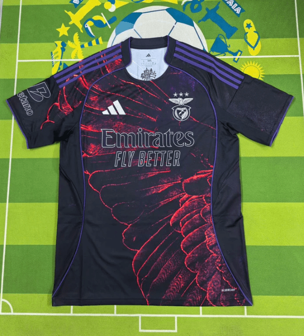 Camisola SL Benfica X Vhils Edição Especial 2025/26 - S | Camisola de Futebol - PrimeKits Club - Camisolas de Futebol