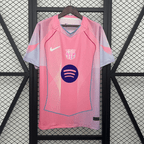 Camisola Barcelona Edição Especial Rosa 2025/26 - S | Camisola de Futebol - PrimeKits Club - Camisolas de Futebol