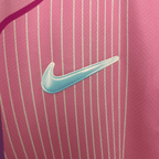 Camisola Barcelona Edição Especial Rosa 2025/26 - S | Camisola de Futebol - PrimeKits Club - Camisolas de Futebol