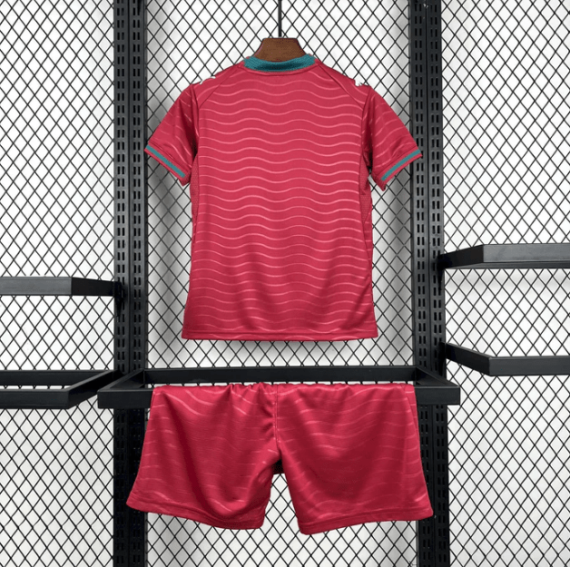 Conjunto Infantil Portugal Principal Copa do Mundo 2026 - 16 | Camisola de Futebol - PrimeKits Club - Camisolas de Futebol