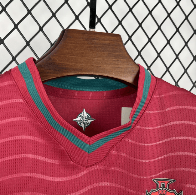 Conjunto Infantil Portugal Principal Copa do Mundo 2026 - 16 | Camisola de Futebol - PrimeKits Club - Camisolas de Futebol