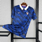 Camisola França Principal Copa do Mundo 2026 - S | Camisola de Futebol - PrimeKits Club - Camisolas de Futebol