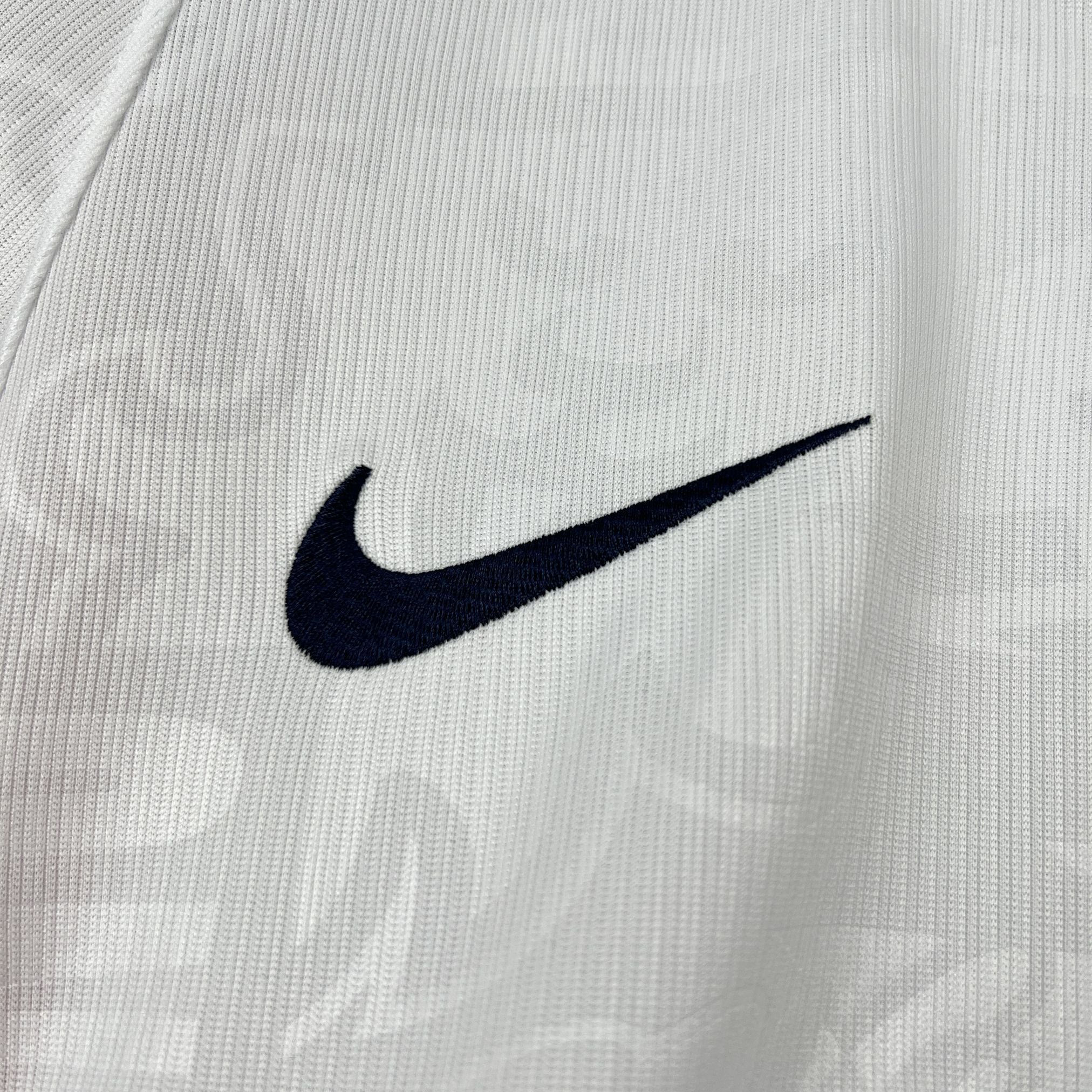 Camisola Inglaterra Principal Copa do Mundo 2026 - S | Camisola de Futebol - PrimeKits Club - Camisolas de Futebol
