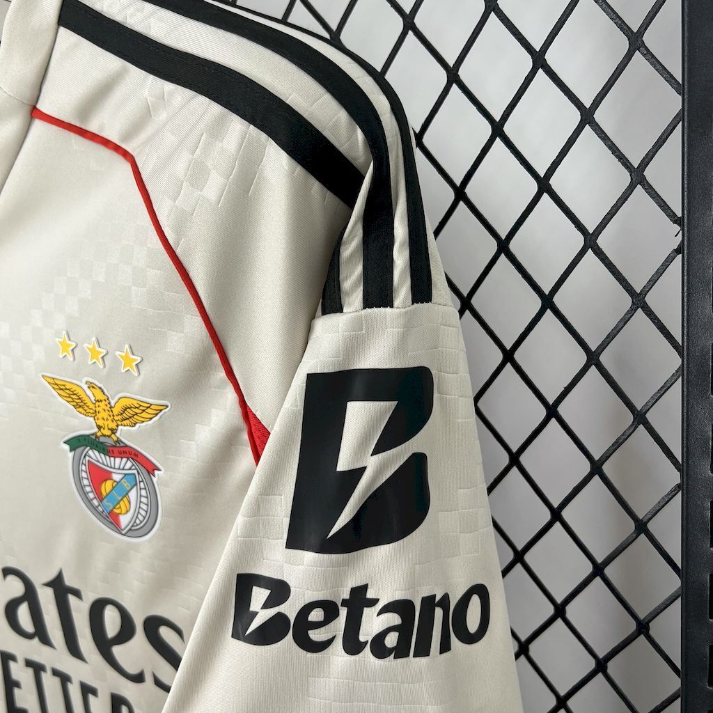 Camisola SL Benfica Alternativa Bege 2025/26 - S | Camisola de Futebol - PrimeKits Club - Camisolas de Futebol